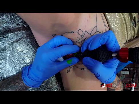 ❤️ Extremadamente tatuado hottie Sully Savage consiguió un tatuaje en su clítoris Super sexo en es.pornpictureshq.ru ❌️
